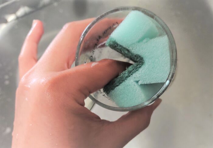 ただの『スポンジ』に切り込みを入れるだけ！めちゃ便利なグッズに進化♡洗い物以外にも活躍