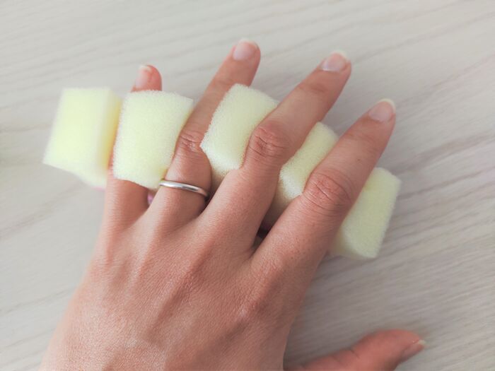 ただの『スポンジ』に切り込みを入れるだけ！めちゃ便利なグッズに進化♡洗い物以外にも活躍