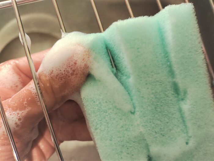 ただの『スポンジ』に切り込みを入れるだけ！めちゃ便利なグッズに進化♡洗い物以外にも活躍