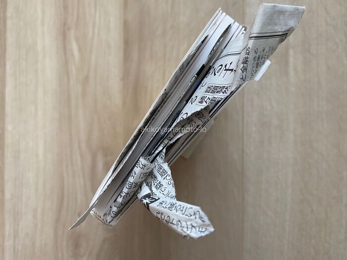 新聞紙を本に挟む