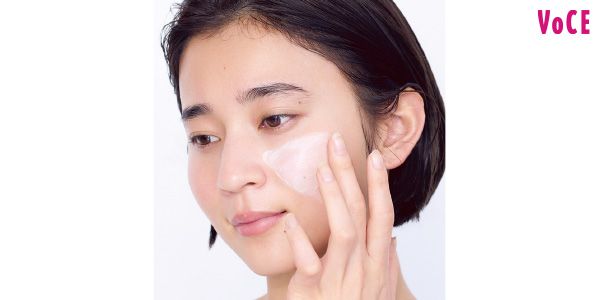 逆三角形にのばしたらタップ＆さすってなじませる