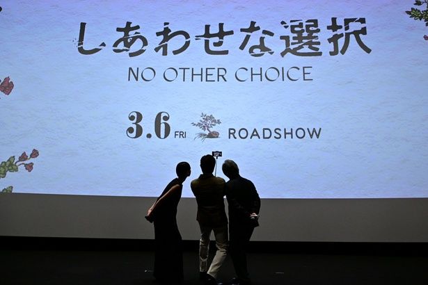 仲良く記念セルカを撮る3人 ［C］2025 CJ ENM Co., Ltd., MOHO FILM ALL RIGHTS RESERVED