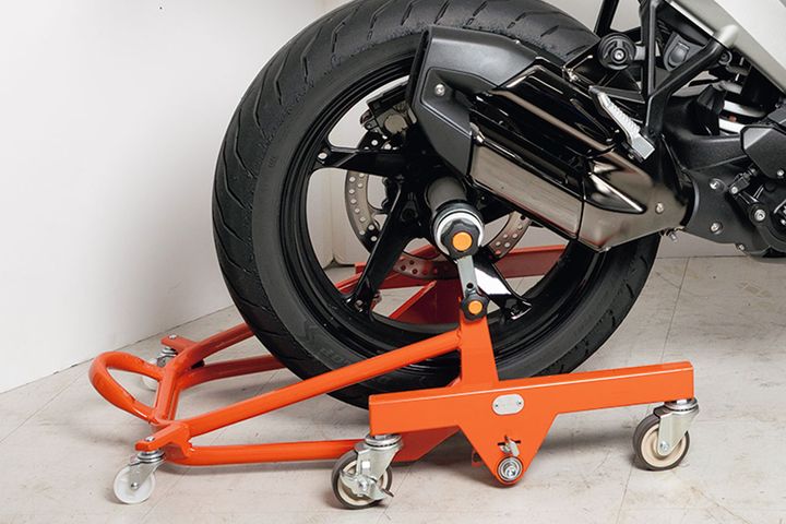 【ガレージレボ】狭い車庫の救世主！360度スイスイ動かせる魔法のメンテナンススタンドを検証