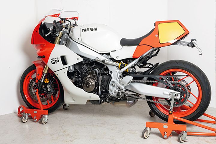 【ガレージレボ】狭い車庫の救世主！360度スイスイ動かせる魔法のメンテナンススタンドを検証