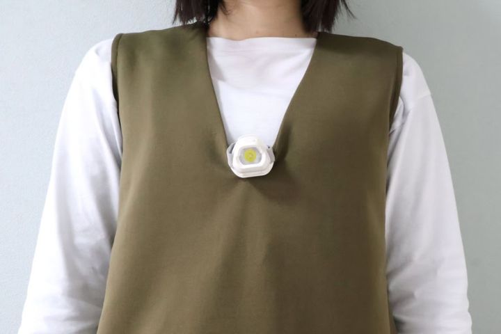 服などに挟んで使うこともできる