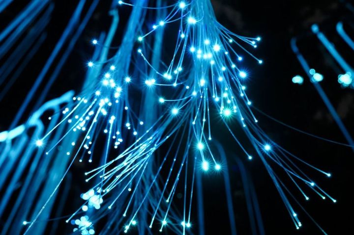 発光している光ファイバー