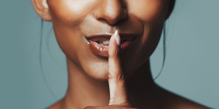 人は平均9～11個の秘密を抱えており、凹んでいる時に脳裏をよぎりやすい