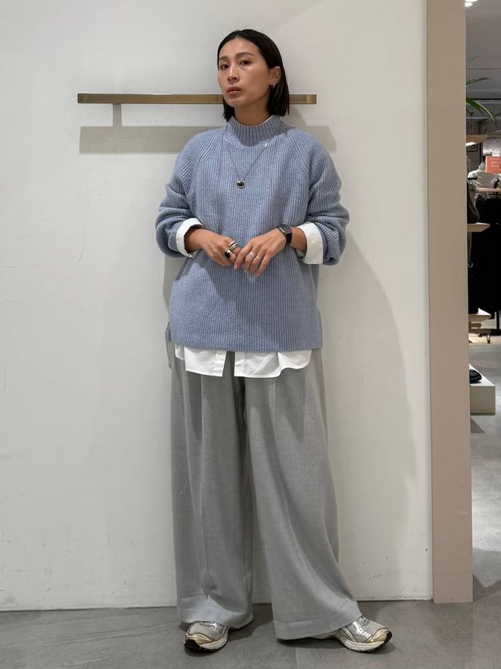 寒色グラデコーデも白シャツでメリハリUP