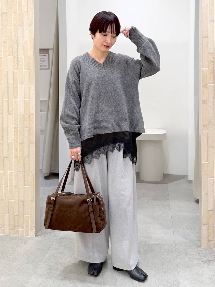 レースキャミを裾からのぞかせる重ね着が旬