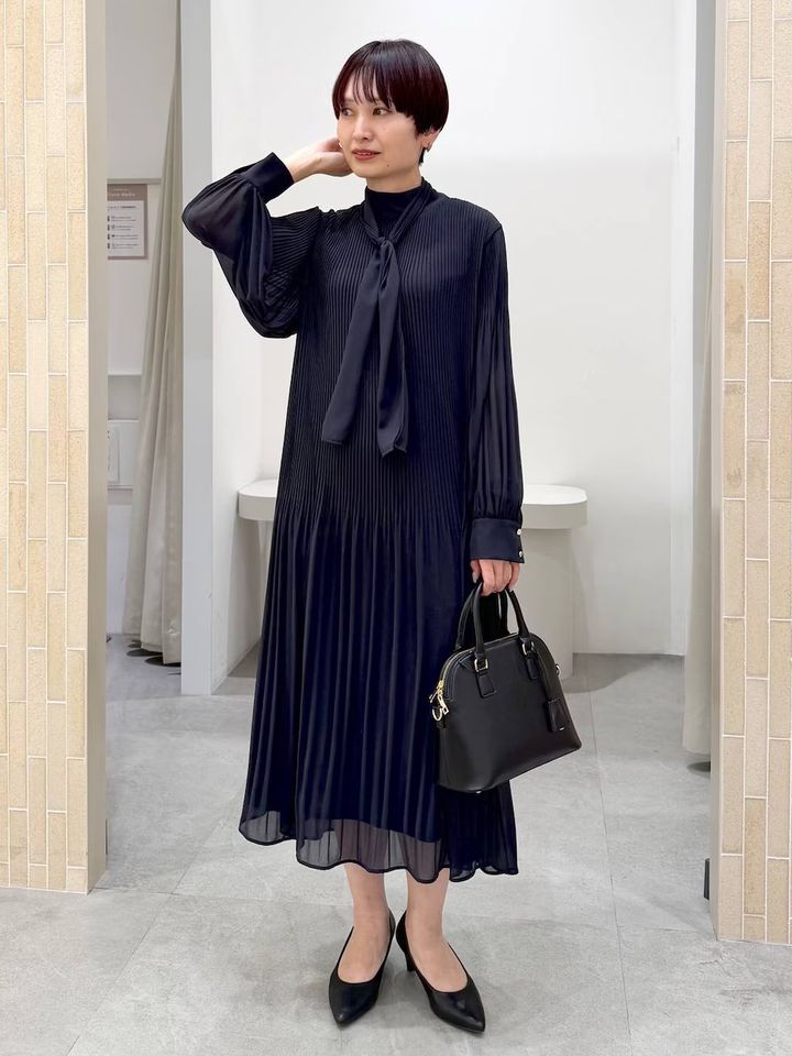 品よく着られるネイビーのプリーツワンピ
