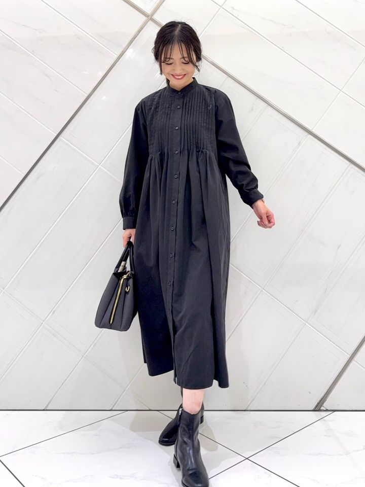 ピンタックワンピで下半身の丸みをカバー