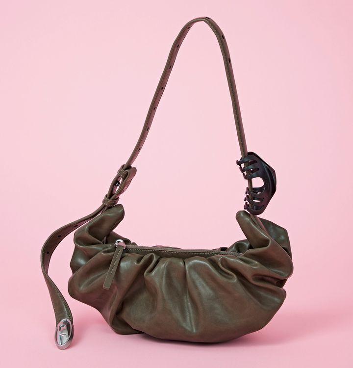 ツヤ感のある素材とスクランチーディテールが映えるショルダーバッグ。ベルト風ストラップがアクセントになった、今季注目の横長シルエットバッグ。