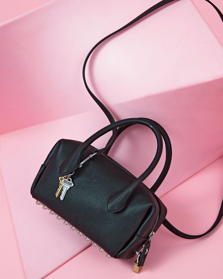 底面に軽量スタッズをあしらった横長シルエットバッグ。クラシックなフォルムにモードなエッジを効かせた、洗練されたミニバッグ。