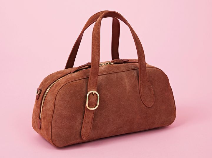 上質な起毛感が魅力のスエード素材を使用した横長シルエットのミニボストンバッグ。丸みのあるフォルムが上品な印象を演出。