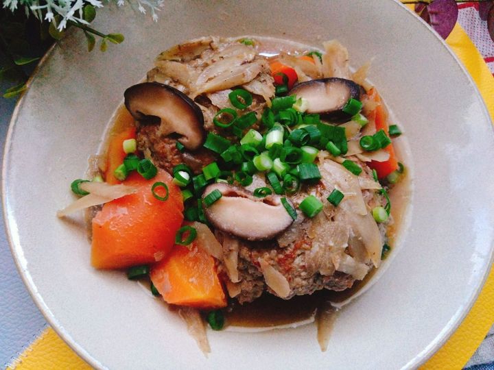 旨味野菜で煮込む和風煮込みハンバーグ