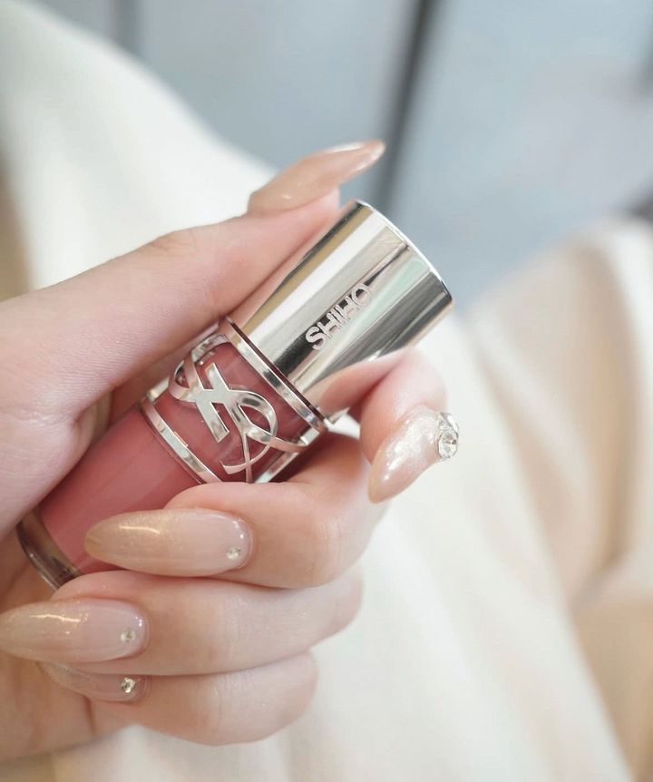 YSL BEAUTY（イヴ・サンローラン）のリップ、ラブシャイン グロスプランパー #44 ヌード ラヴァリエール