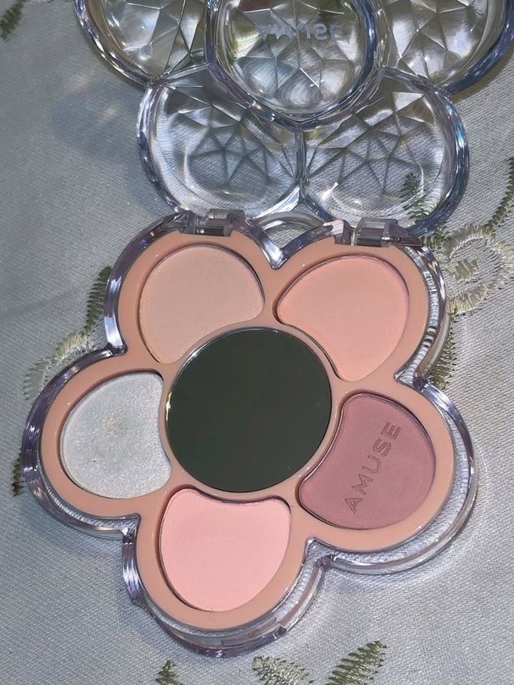 AMUSE（アミューズ）のアイシャドウ、 フローラアイパレット