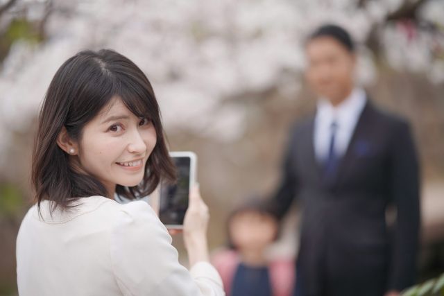 写真を撮る女性