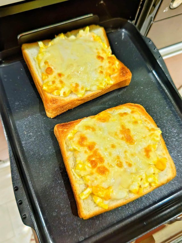 トーストを焼く