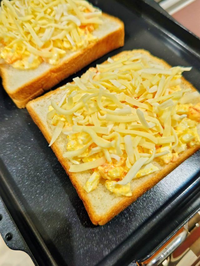 チーズをのせる