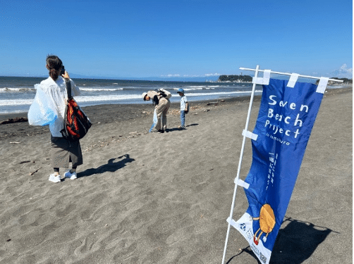 ビーチクリーンする人達