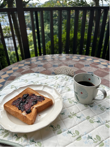 ベランダで朝食