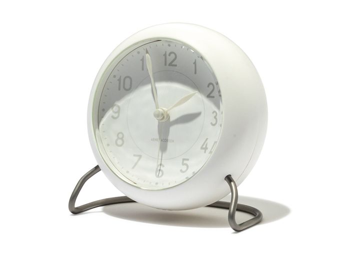 アルネ・ヤコブセンが1930年代に手がけた「白い街」をオマージュし、文字盤や針までマットな質感のホワイトで統一した時計。