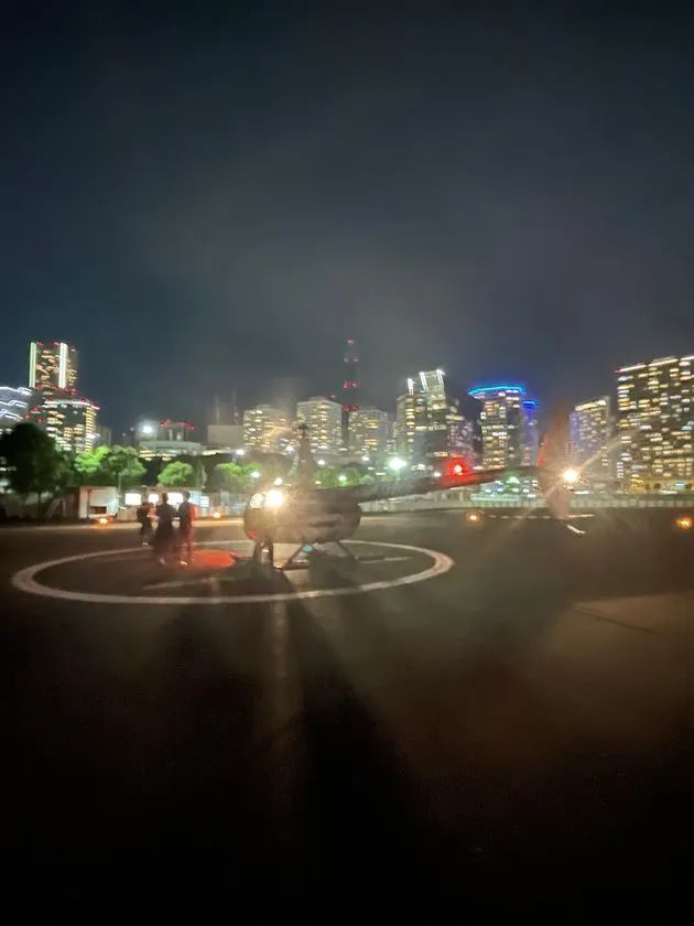 みなとみらいの夜景を背景にしたヘリポート夜間フライト