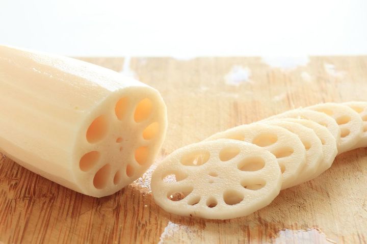 まな板の上でカット中のレンコン