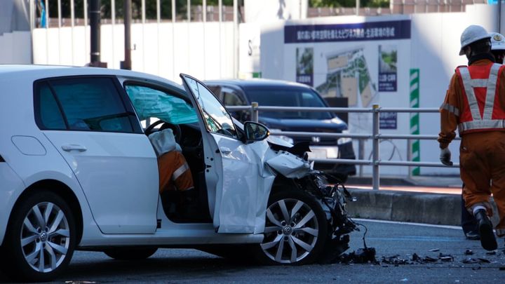 車の運転中、信号無視をした歩行者をよけようとして事故を起こしたら賠償請求できる？（画像はイメージ）