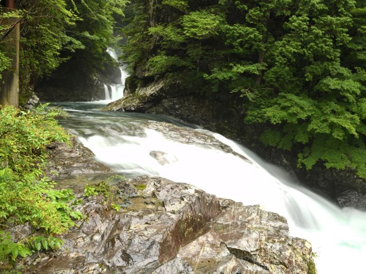 All About ニュース編集部が全国250人を対象に実施した「滝に関するアンケート」の調査結果から、冬に行きたい「奈良県の滝」ランキングを発表！ 2位「みたらいの滝」を抑えた1位は？