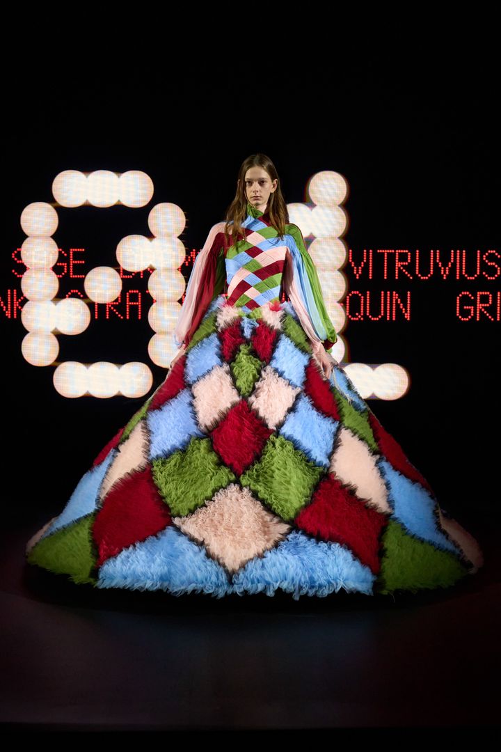 ヴァレンティノ 2025年春夏オートクチュールコレクションより。