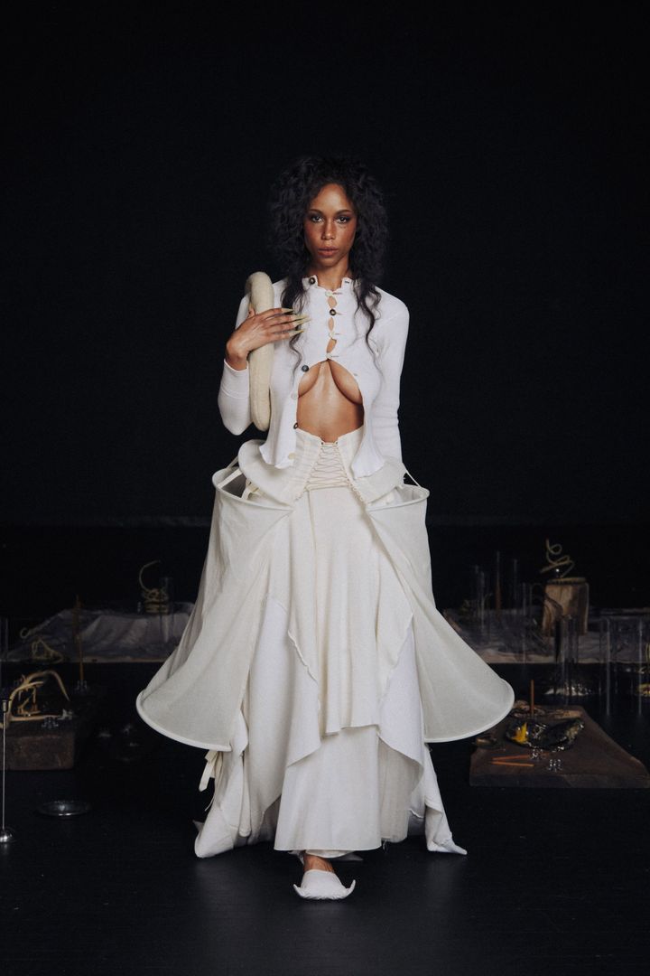 ゾーイ グスタヴィア アンナ ウェイレン 2025-26年秋冬コレクションより。