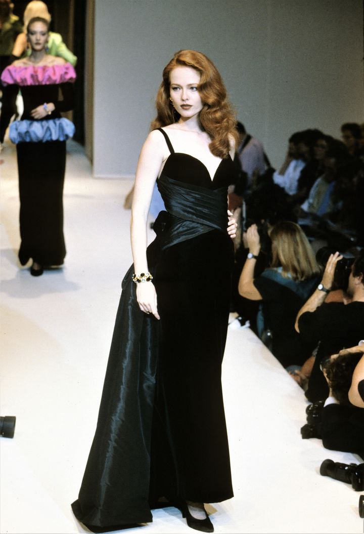 ジバンシィ1995-96年秋冬オートクチュールコレクションより。