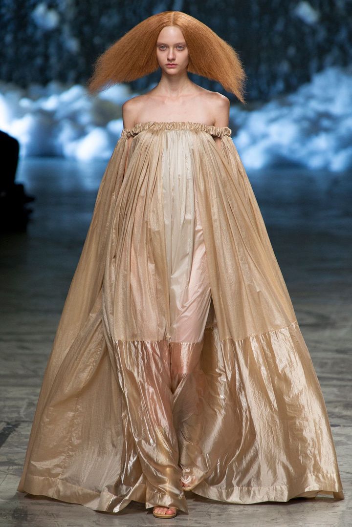 リック オウエンス 2013年春夏コレクションより。