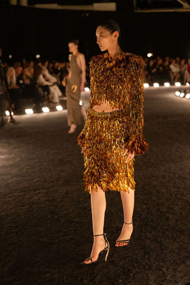 スキャパレリ 2026年春夏コレクションより。