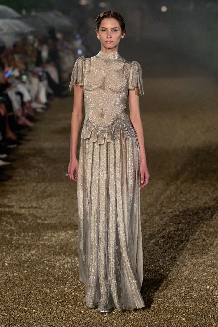 ディオール 2025-26年秋冬オートクチュールコレクションより。