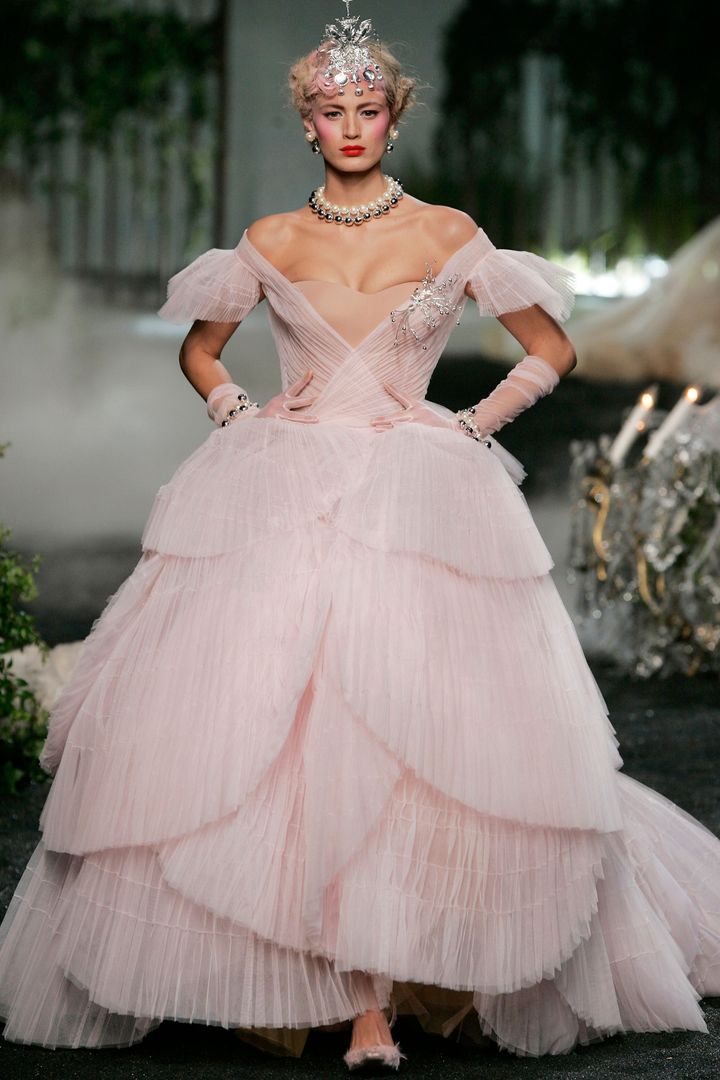 ディオール 2005-06年秋冬オートクチュールコレクションより。