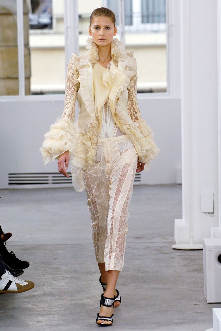 バレンシアガ 2006年春夏コレクションより。