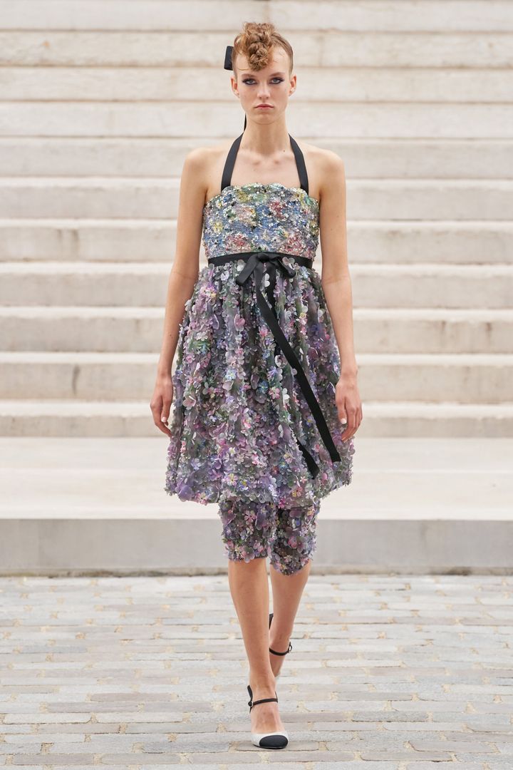 シャネル 2021-22年秋冬オートクチュールコレクションより。