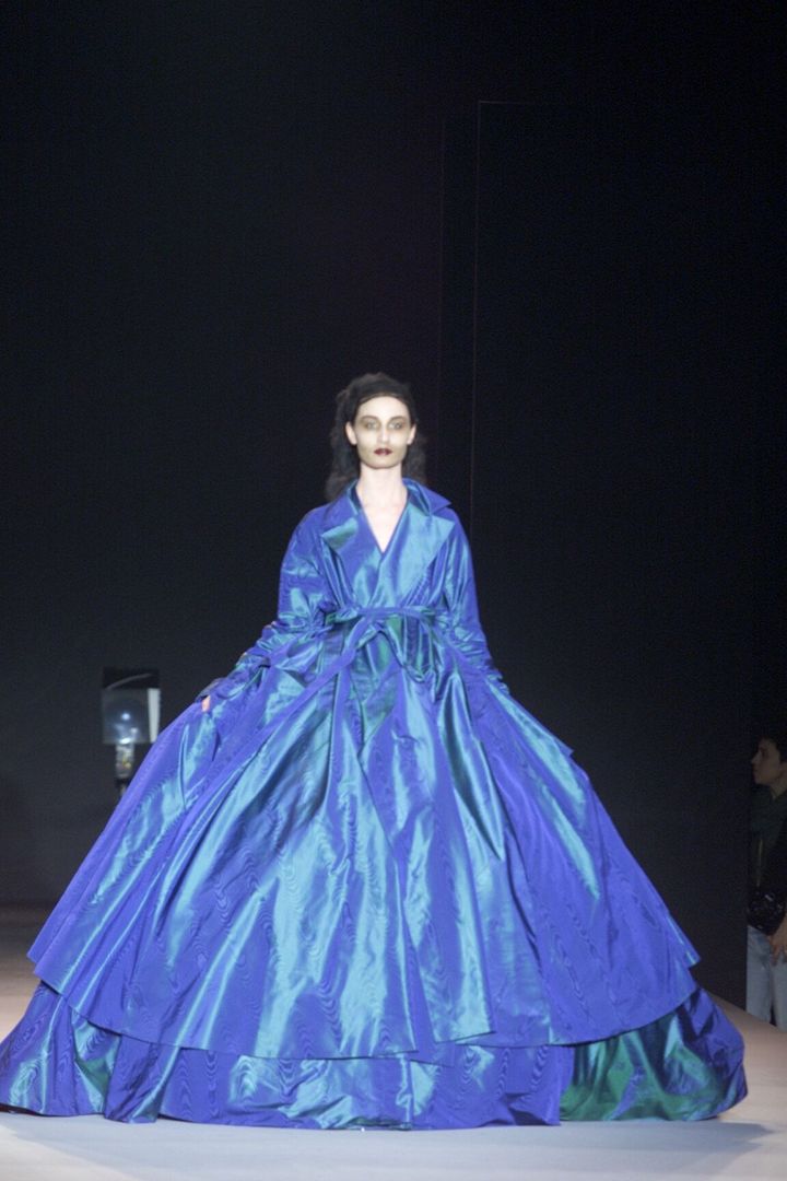 オリヴィエ・ティスケンス 2000-01年秋冬コレクションより。