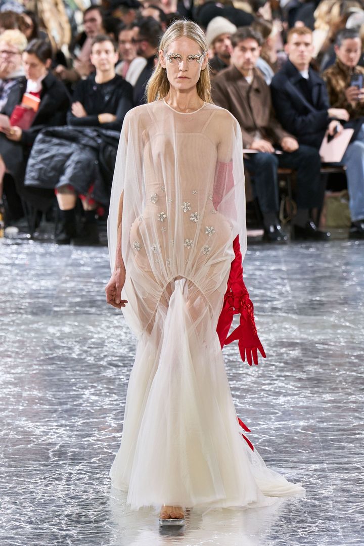 シモーン・ロシャ×ジャンポール・ゴルチエ 2024年春夏オートクチュールコレクションより。