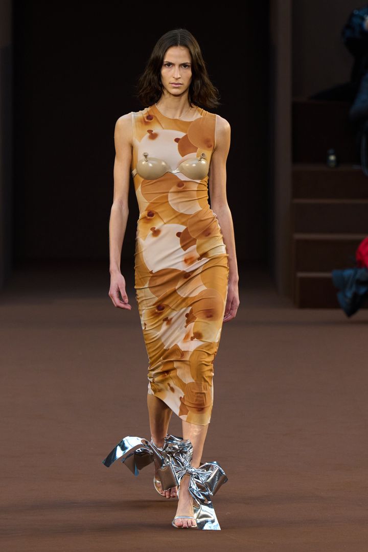 ロエベ 2022-23年秋冬コレクションより。