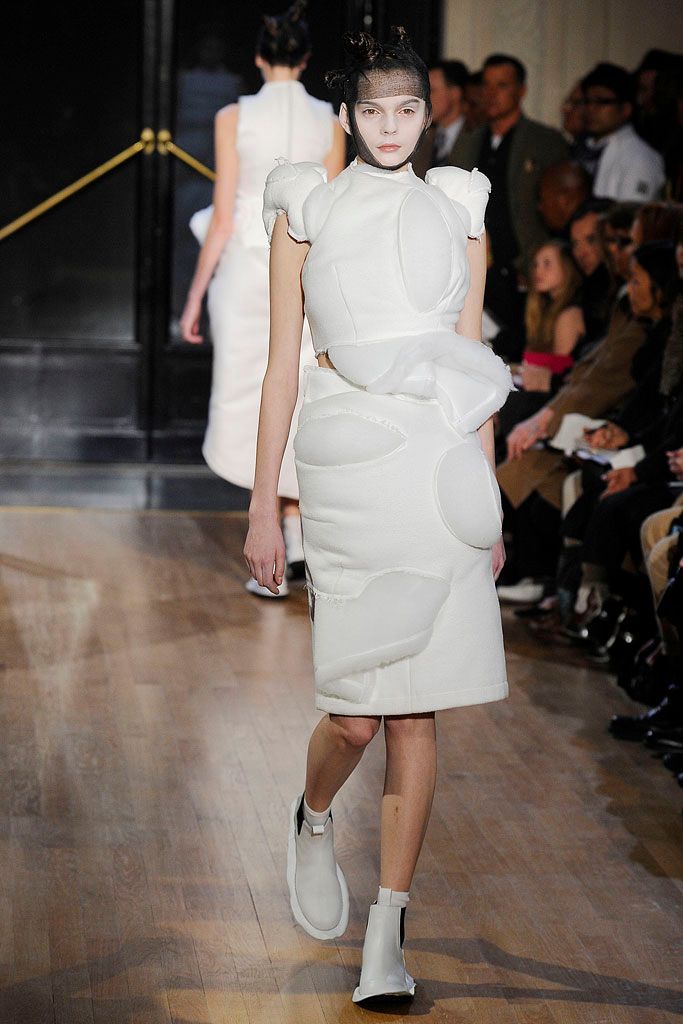 コム デ ギャルソン 2010-11年秋冬コレクションより。