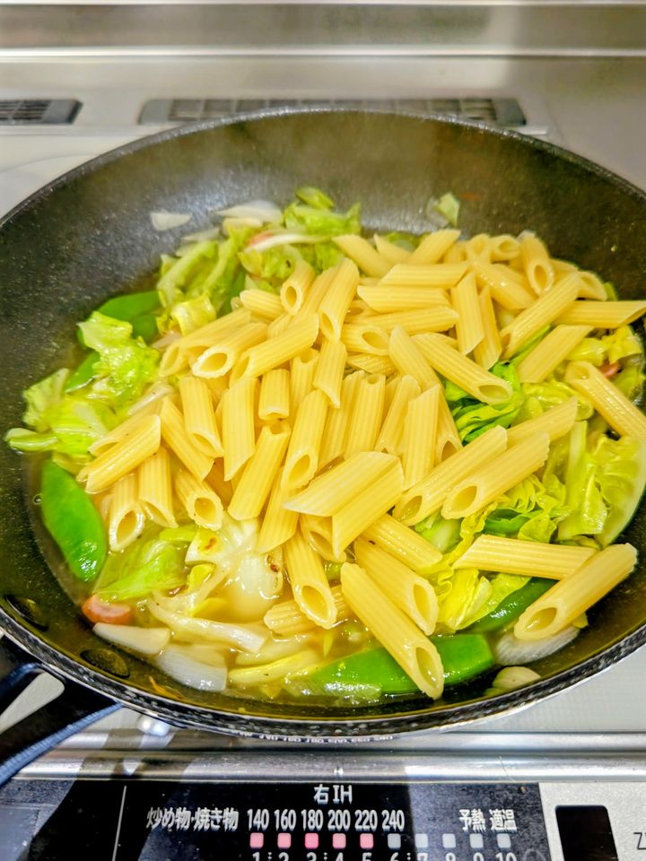 「春キャベツとスナップエンドウのスープパスタ」レシピ