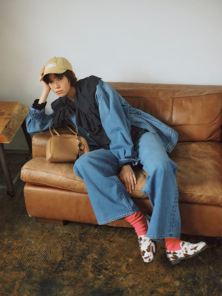 パンツと同シリーズのノーカラージャケットで旬のセットアップスタイル。別注ワイドデニム￥15,950、別注ノーカラーデニムジャケット￥17,600（ともにリーバイス®／ジャーナル スタンダード レリューム ルミネ新宿店） 黒フリルカラーブラウス￥31,900（ザ シンゾーン／シンゾーン ルミネ新宿店） ベージュロゴキャップ￥4,950（アングリッド） ベージュボストンバッグ￥35,200、バッグチャーム￥8,800（ともにクリスチャン ヴィラ）、ピンクソックス￥4,180（コーギー）、アニマルローファー￥59,400（セサ／すべてピモンテ）