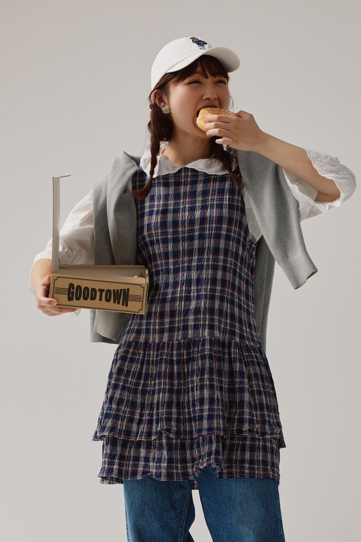 ミニ丈ワンピースをベスト風にレイヤード。 ちょっぴり甘いデニムコーデ【FUDGE FRIEND おしゃれさんの毎日コーディネート vol.659｜Maruru】