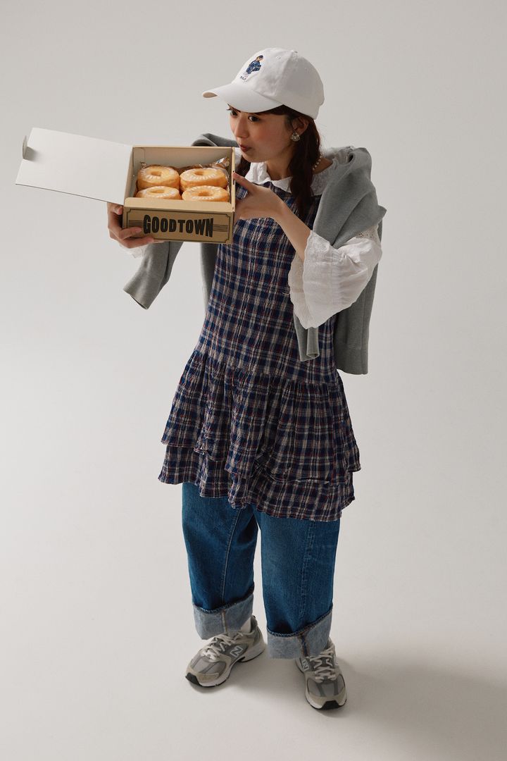 ミニ丈ワンピースをベスト風にレイヤード。 ちょっぴり甘いデニムコーデ【FUDGE FRIEND おしゃれさんの毎日コーディネート vol.659｜Maruru】