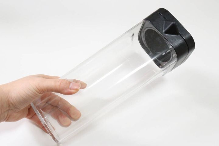 ダイソーの横置きできる冷水筒（取っ手なし、1.6L、ブラック）のパッケージ