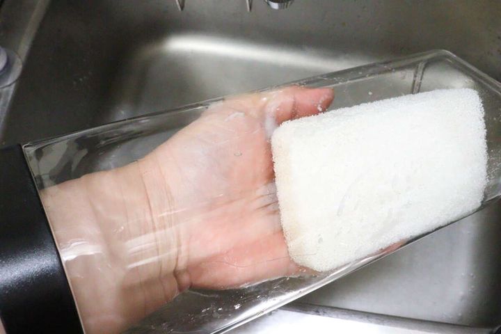 ダイソーの横置きできる冷水筒（取っ手なし、1.6L、ブラック）を洗う